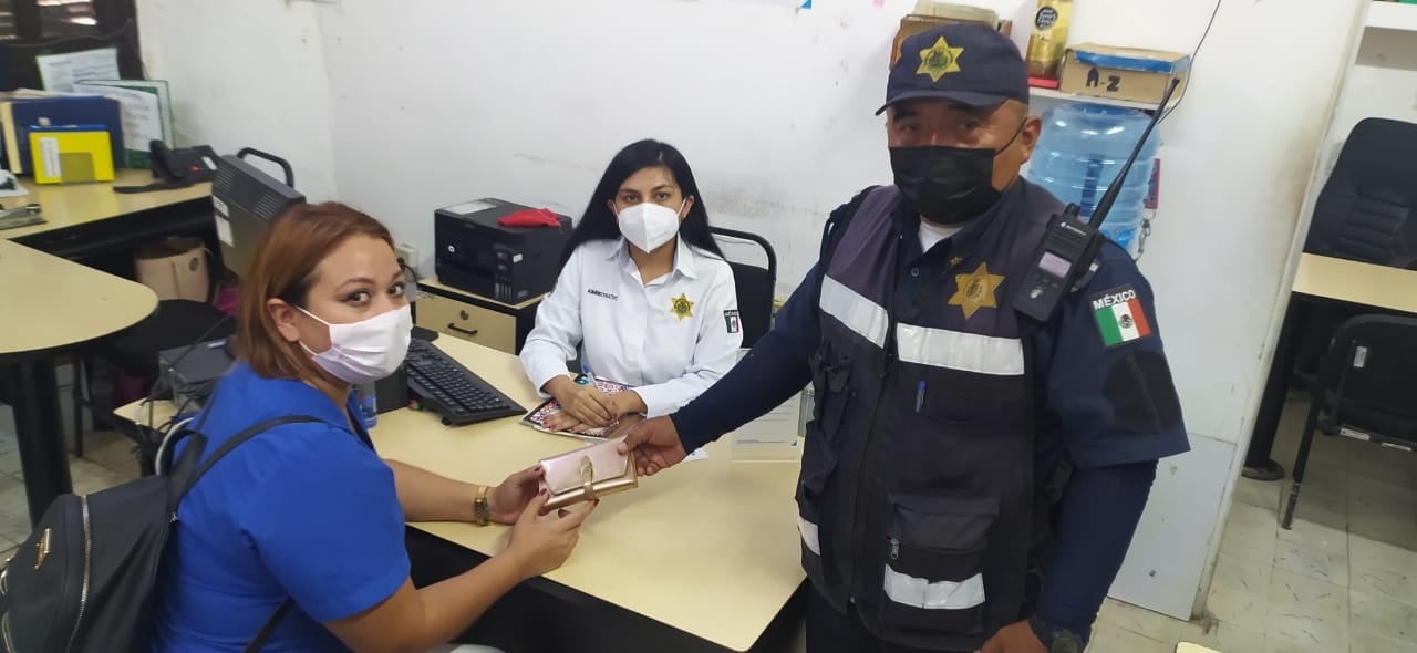 Policía de Mérida devuelve cartera extraviada con casi 3 mil pesos