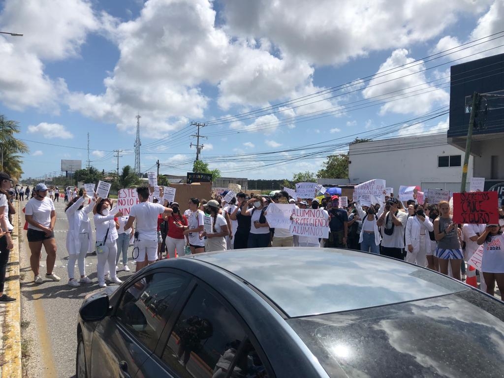 Alumnos de la Anáhuac Cancún se manifiestan; exigen estrategias viales: VIDEO