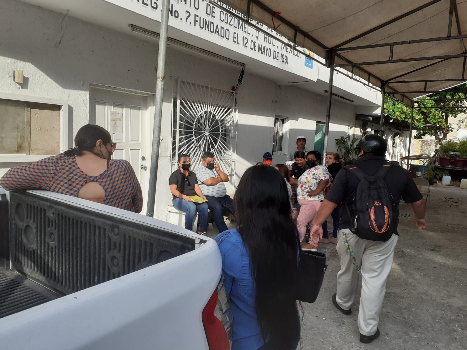 Empleados del Ayuntamiento de Cozumel impiden a su líder sindical entrar a trabajar