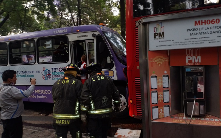 Autobús choca contra Metrobús en Reforma;  reportan 44 personas lesionadas