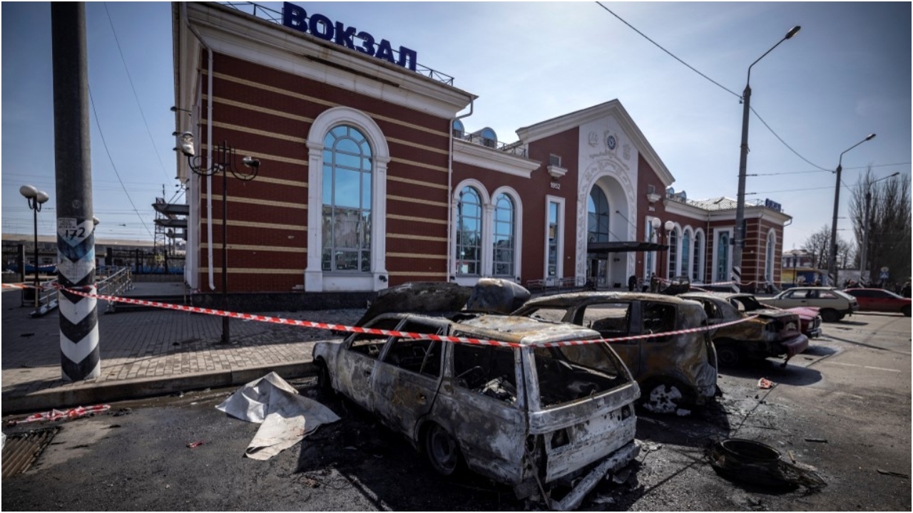 Ataque ruso deja al menos 39 muertos en estación de trenes de Ucrania