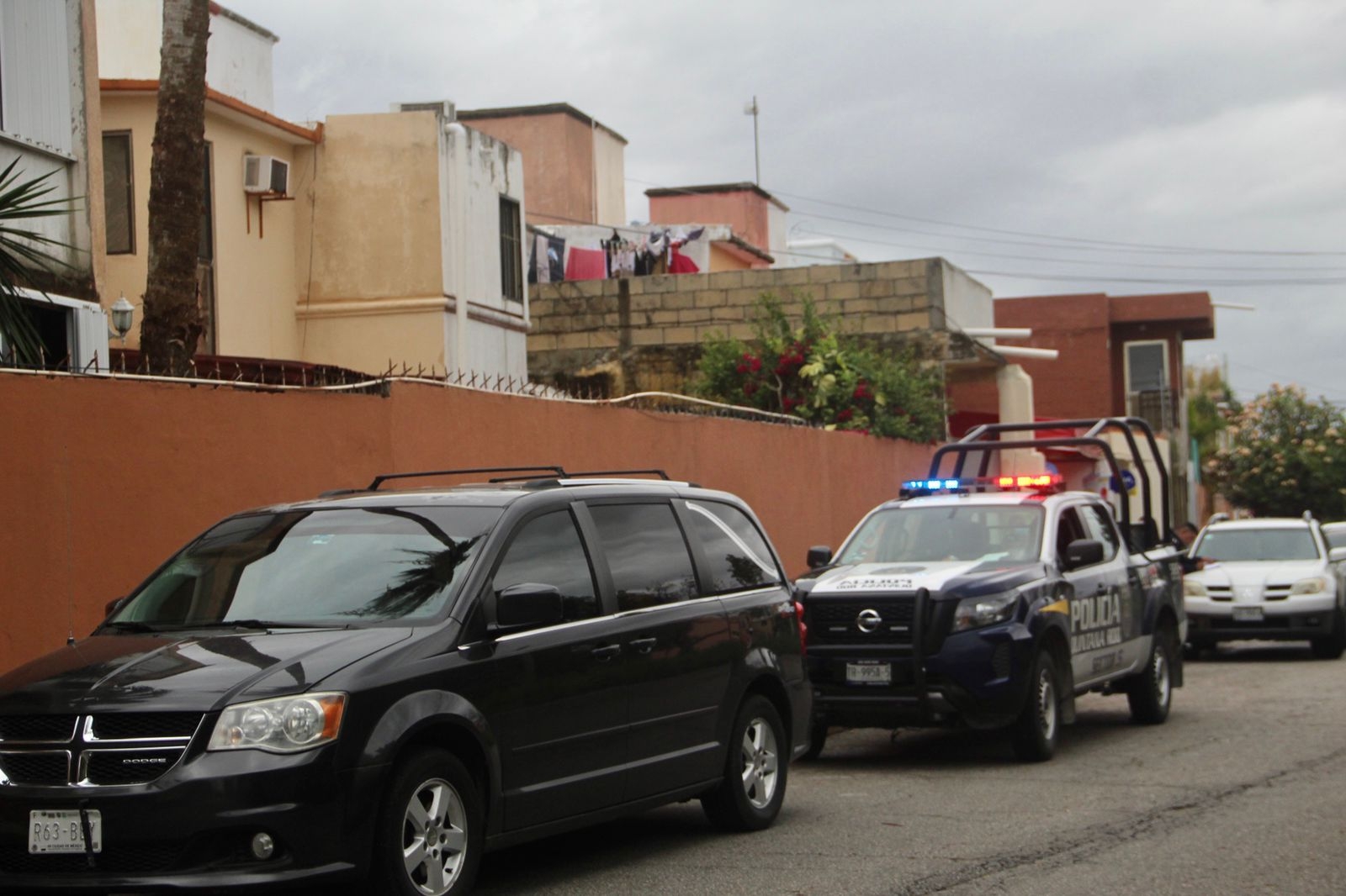 Luego de confirmar la muerte del hombre, los oficiales dieron aviso a Servicios Periciales de la FGE Quintana Roo en Cancún