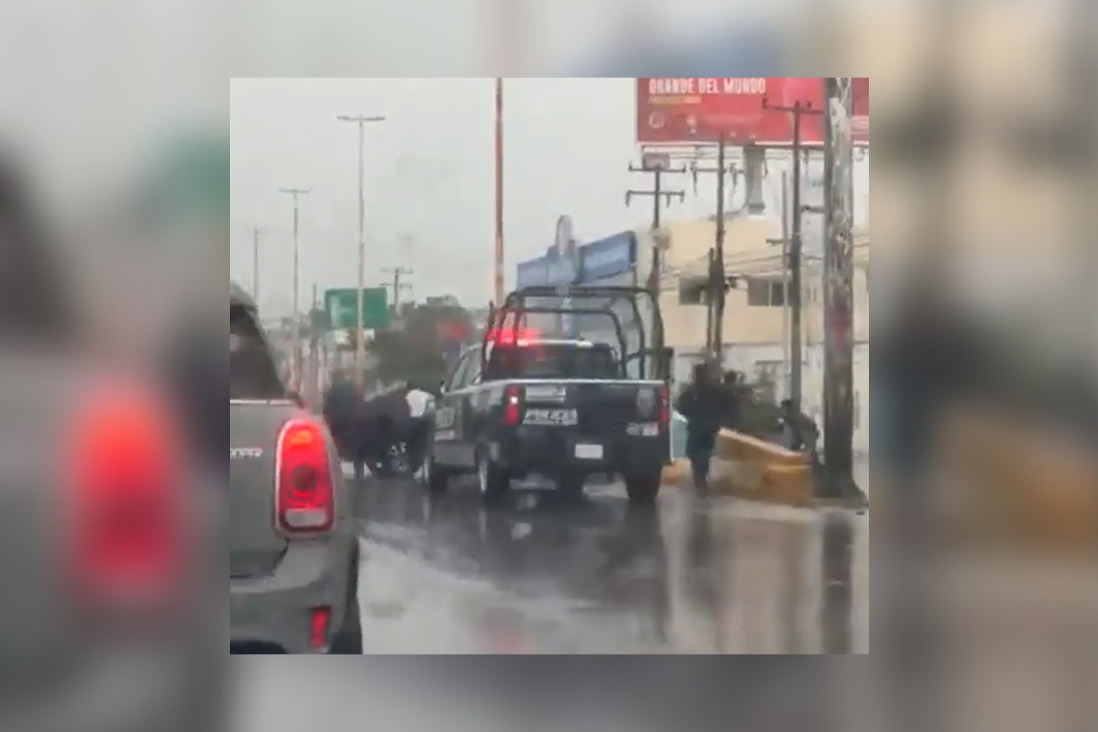 Los policías rodearon el vehículo color negro en el que viajaba personas sospechosas en la entrada de Bonfil en Cancún
