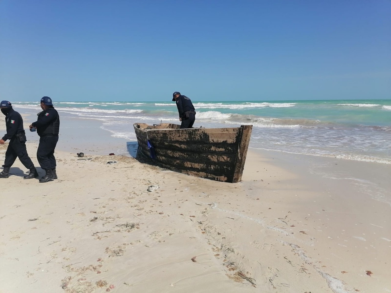 Recala embarcación 'hechiza' en el puerto de El Cuyo, Yucatán
