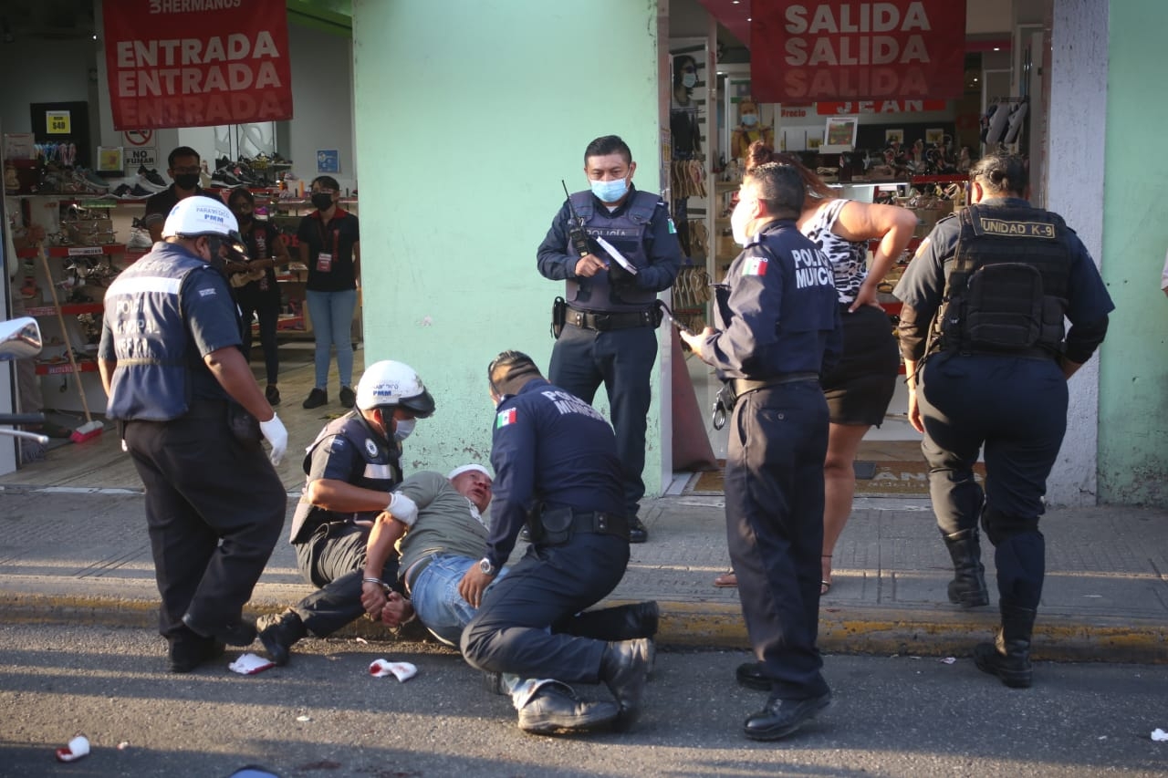 Pelea entre borrachos al salir de una cantina deja una persona herida en Mérida: VIDEO