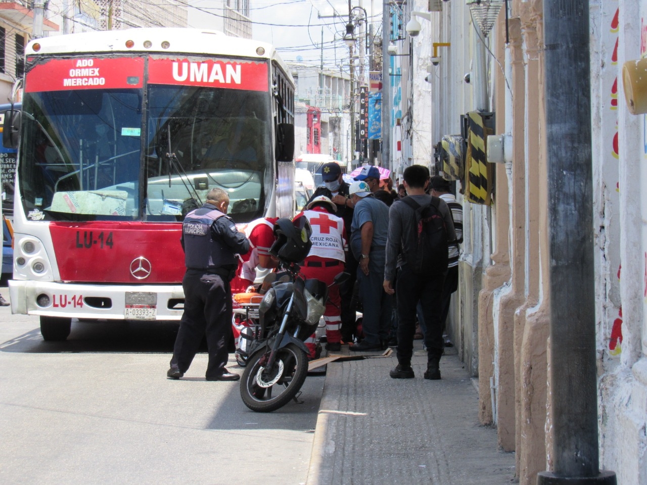 Transeúntes se percataron del accidente en el Centro de Mérida, así que pidieron apoyo a los paramédicos de la Cruz Roja