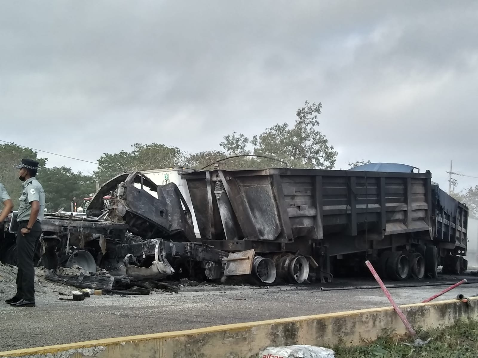 Tráiler se incendia tras chocar en la carretera Mérida-Campeche