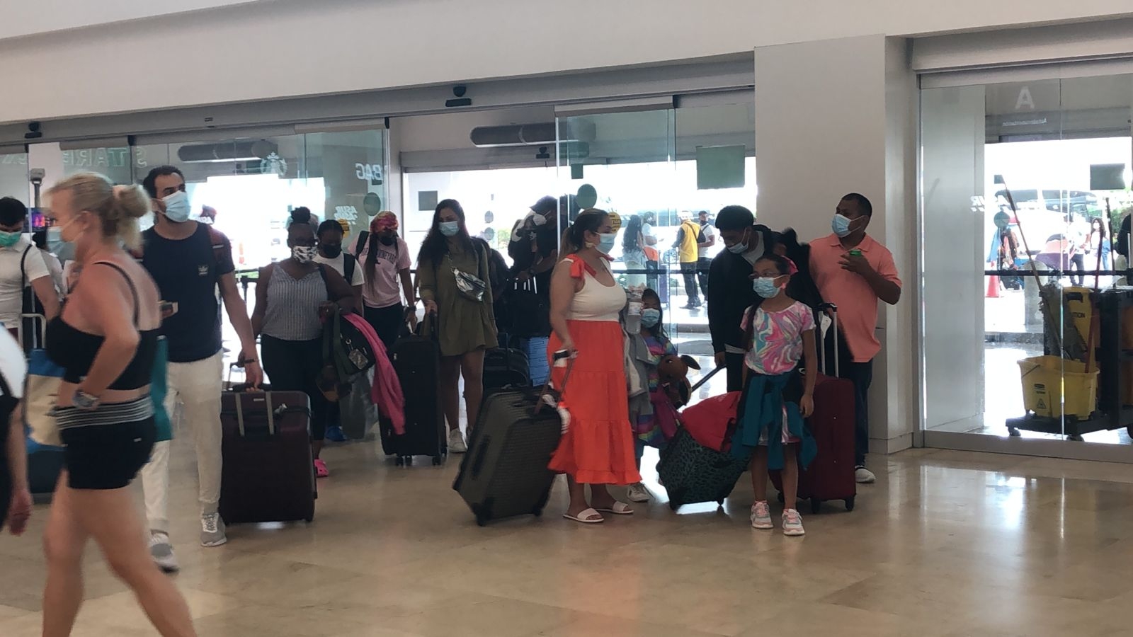 Personal de Asur indica a los viajeros que deberán portar la mascarilla de manera forzosa dentro del aeropuerto de Cancún