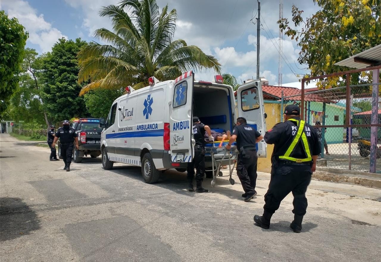 Vendedor de cocos cae desde una palmera en Ticul y es trasladado a un hospital de Mérida