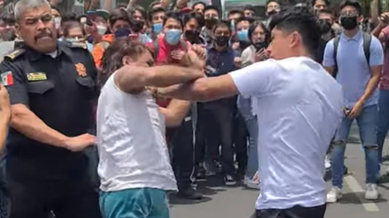 Profesor y alumno de IPN Zacatenco protagonizan pelea en calles de CDMX: VIDEO