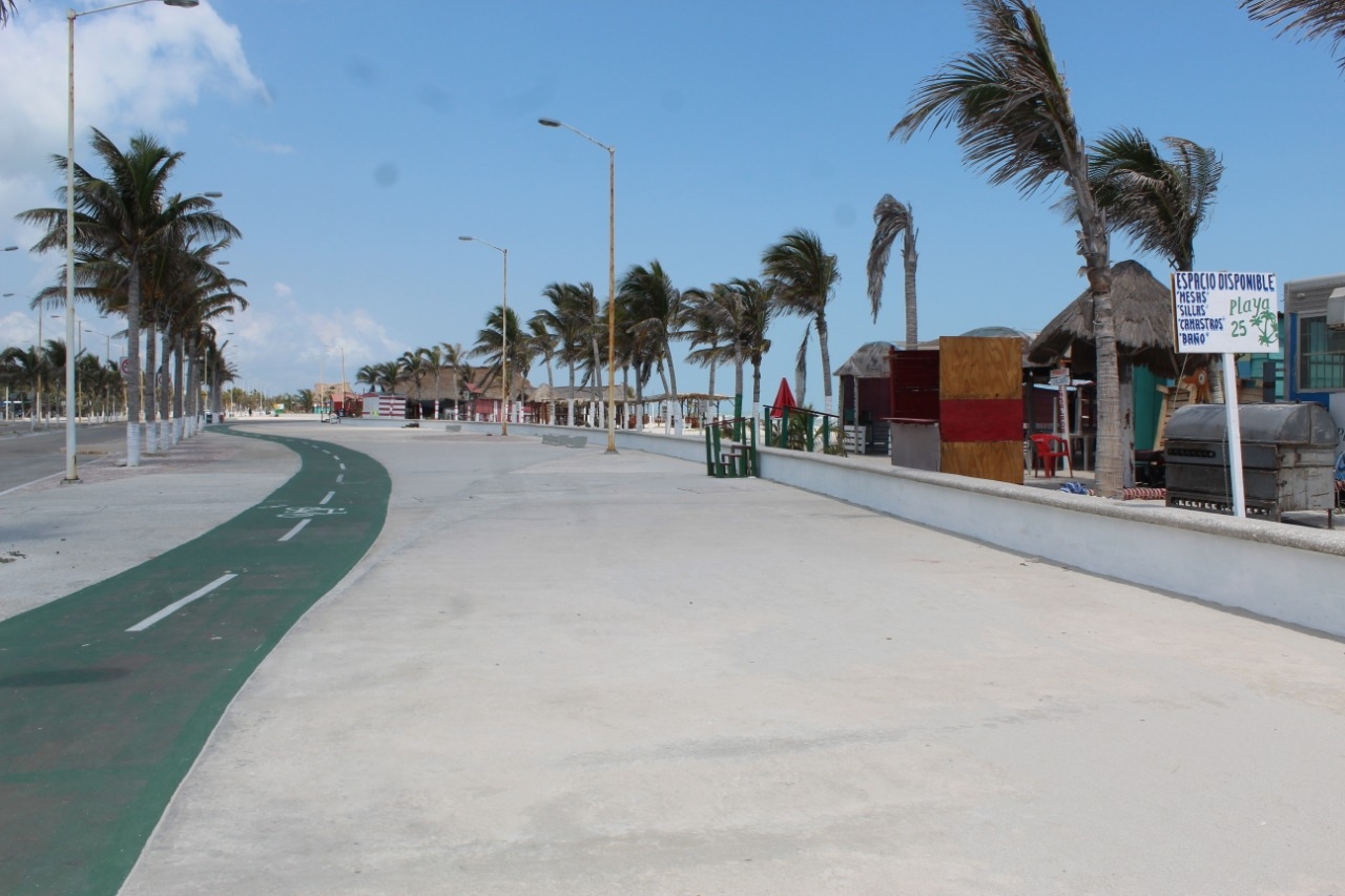 Cocteleros del Malecón Costero de Ciudad del Carmen trabajan con permisos transitorios