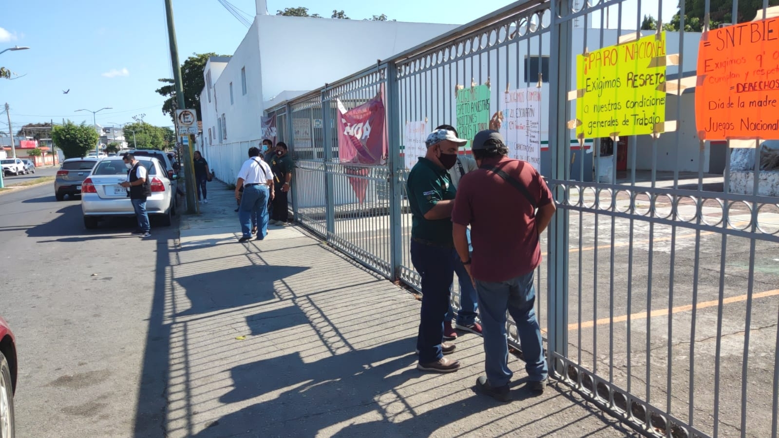 Algunas pancartas fueron colocadas a la entrada de la oficina de la Secretaría del Bienestar en Chetumal, capital de Quintana Roo