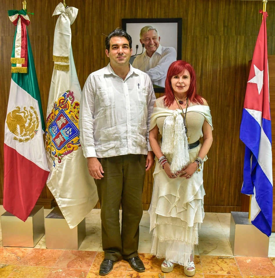 El cónsul cubano llegó acompañado de su equipo de trabajo para la reunión con la titular del poder ejecutivo