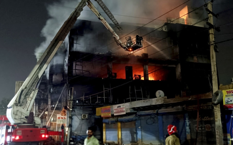 Autoridades de Nueva Delhi, en India, confirmaron la muerte de 27 personas tras registrarse un fuerte incendio en un edificio de la ciudad