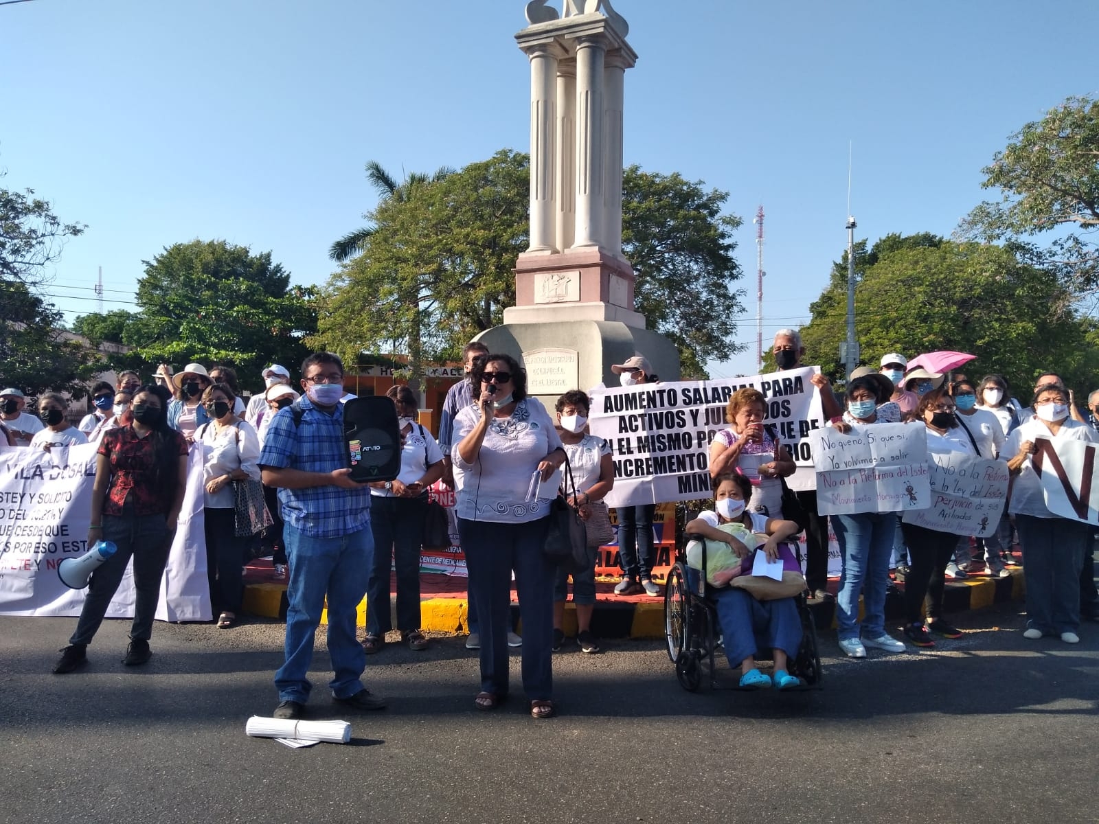 Entre lonas y consignas, los maestros celebran su día con una manifestación en la avenida Reforma, en Mérida