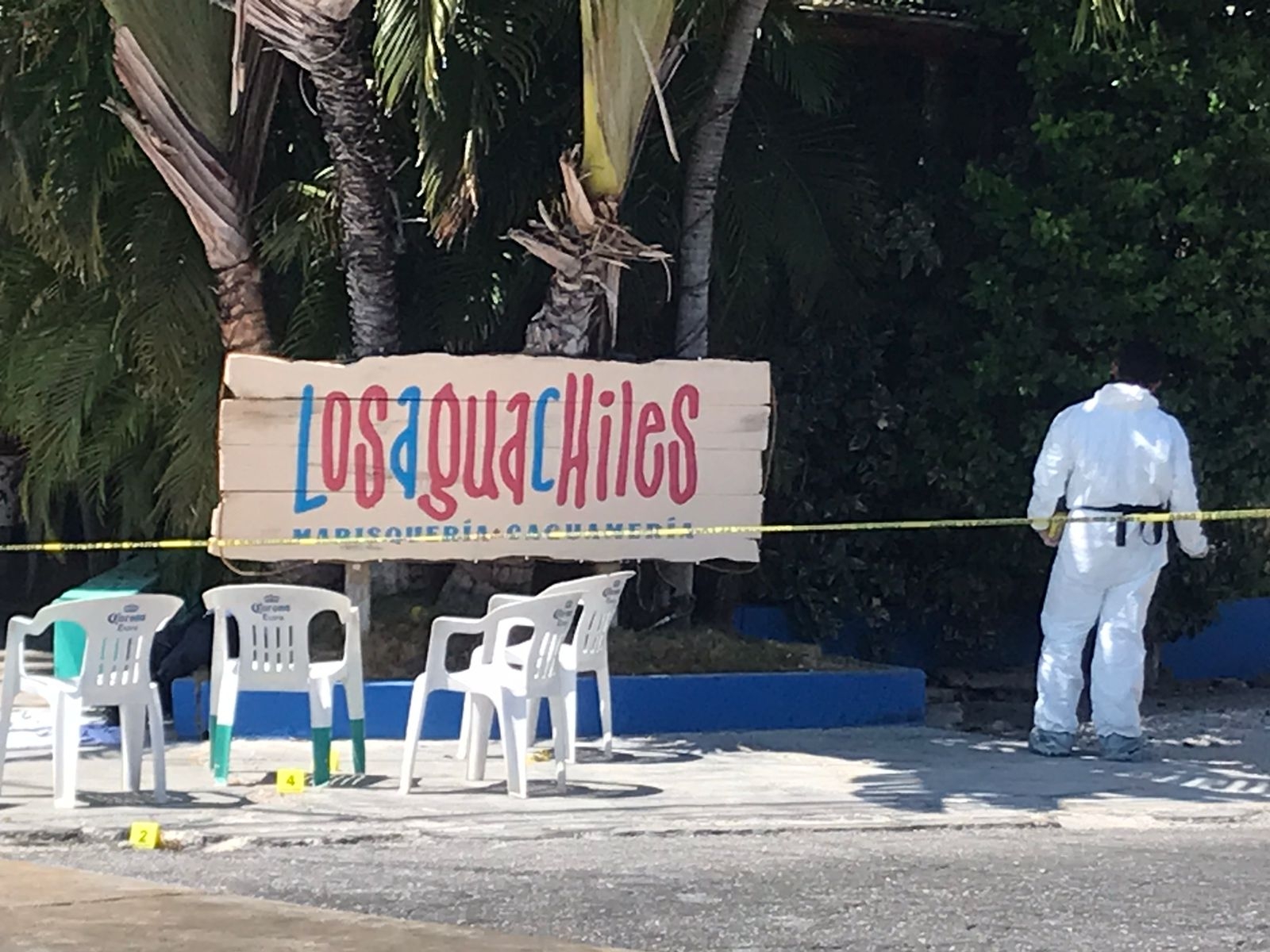 Ejecutan a un hombre afuera del restaurante "Los Aguachiles" en la avenida Nichupté en Cancún