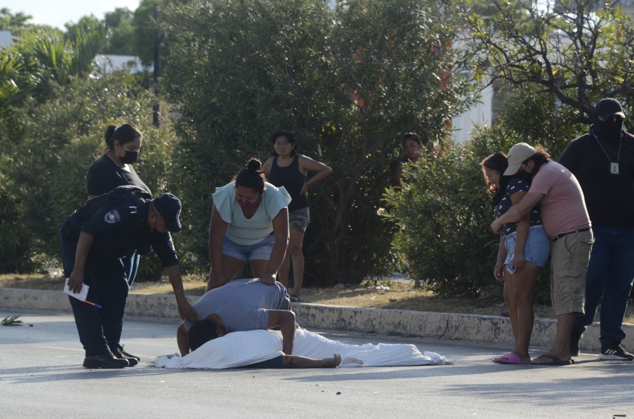 Hombre muere atropellado en la avenida López Portillo en Cancún; el responsable huye del sitio