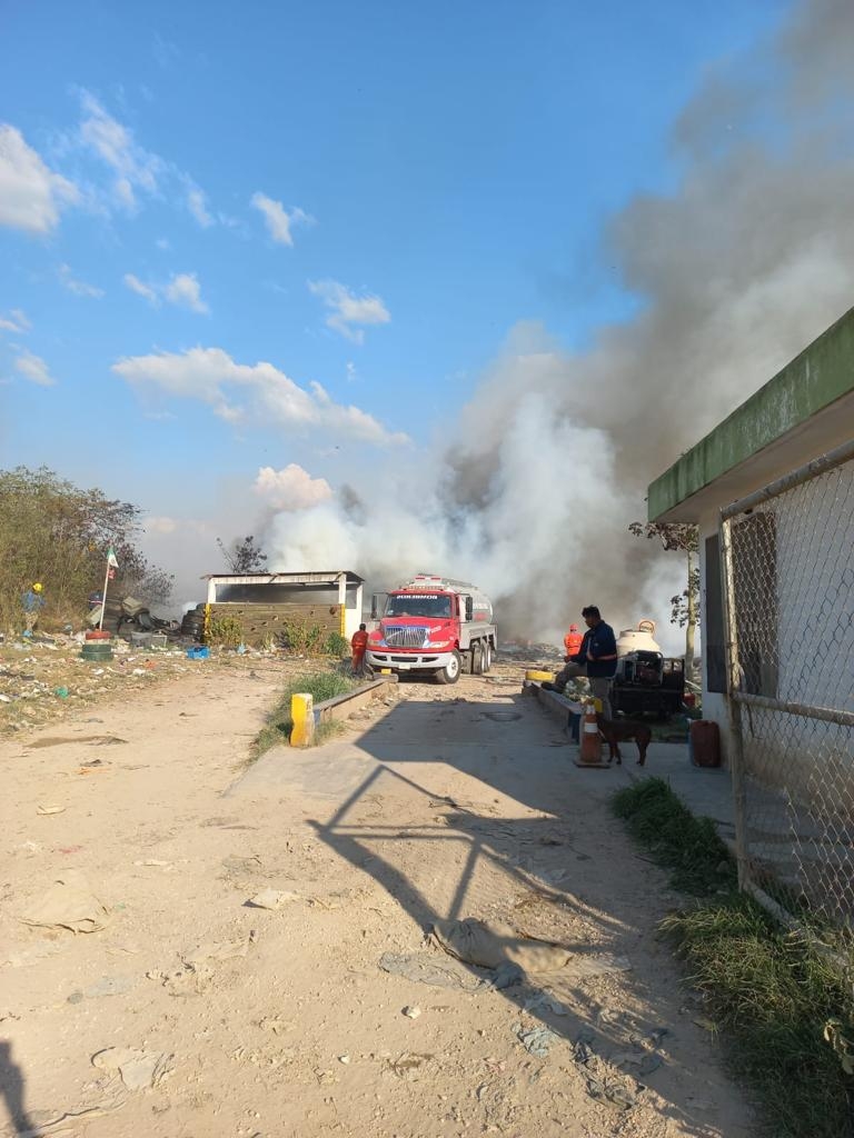 Incendio del basurero municipal de Valladolid crece; bomberos de la SSP buscan contenerlo