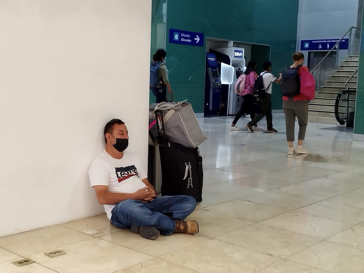 Viva Aerobus deja varados a pasajeros del aeropuerto de Mérida por seis horas
