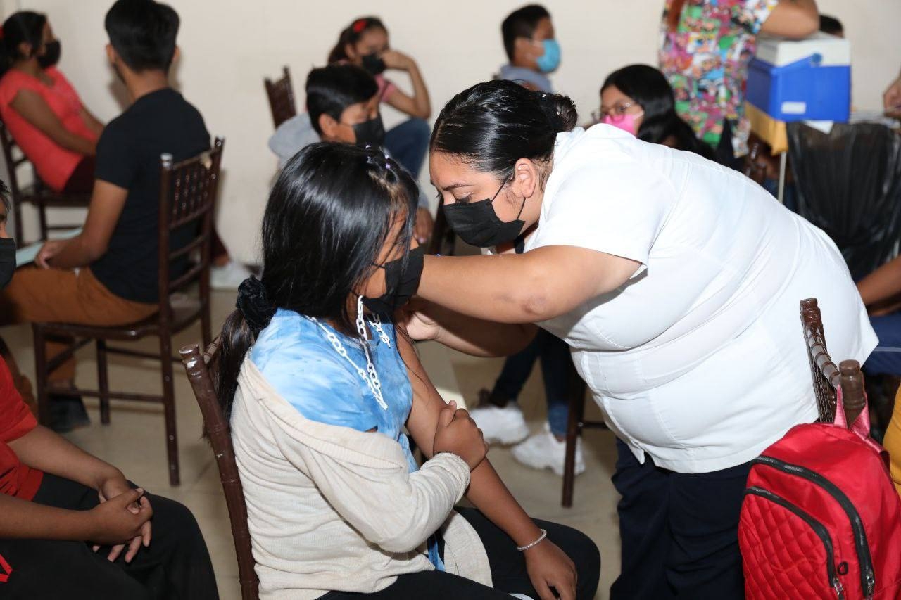 Jóvenes de 12 a 14 años de Yucatán reciben su primera dosis de la vacuna contra el COVID-19