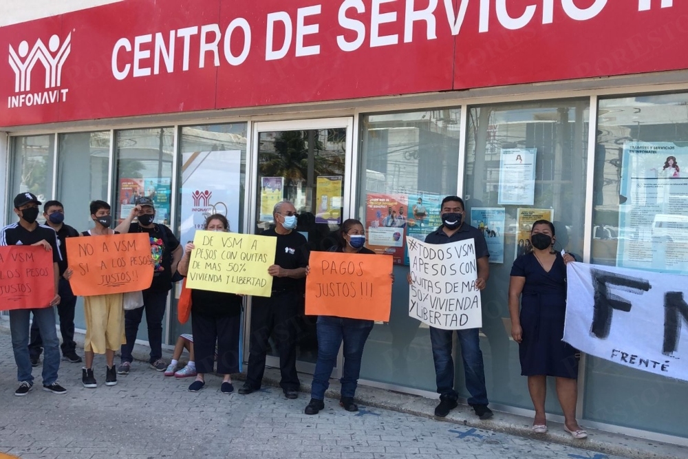 Vecinos se manifiestan en las oficinas del Infonavit en Cancún: VIDEO