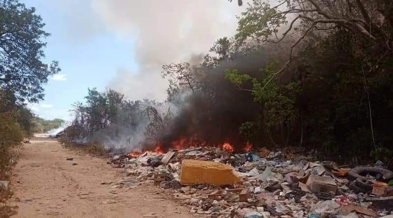 Bomberos de Valladolid continúan labores para sofocar el incendio del basurero municipal