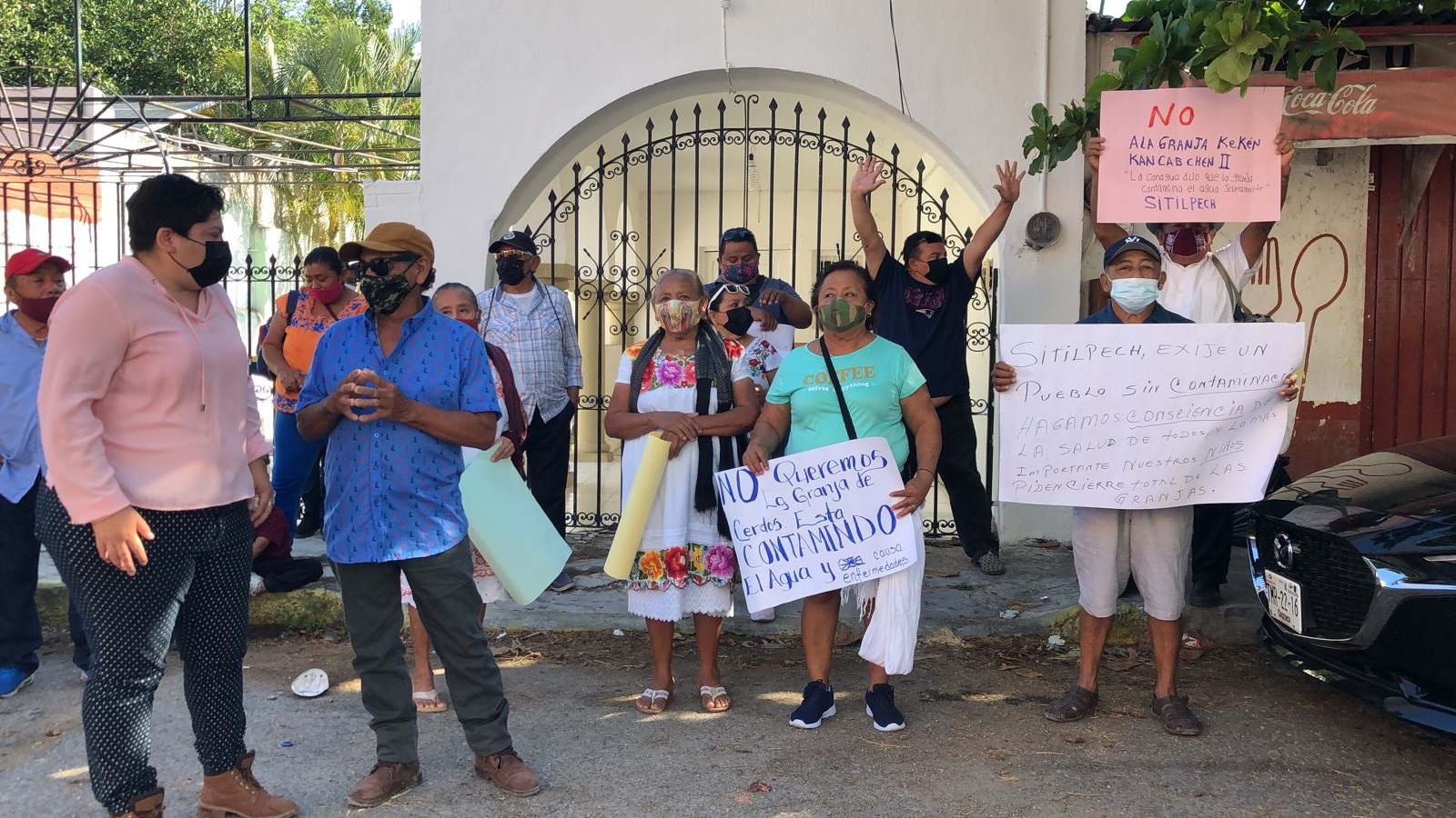 Habitantes de Sitilpech exigen cerrar granjas porcícolas en Yucatán afuera del Poder Judicial: EN VIVO
