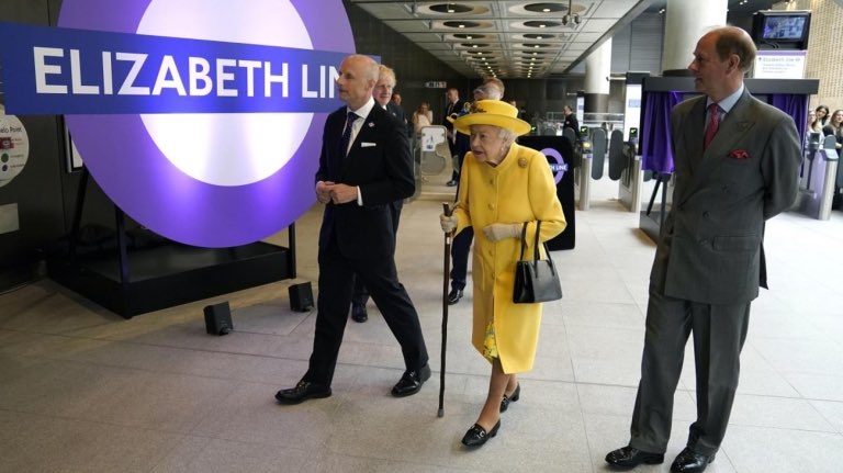 La reina Isabel II inaugura línea de metro que llevará su nombre