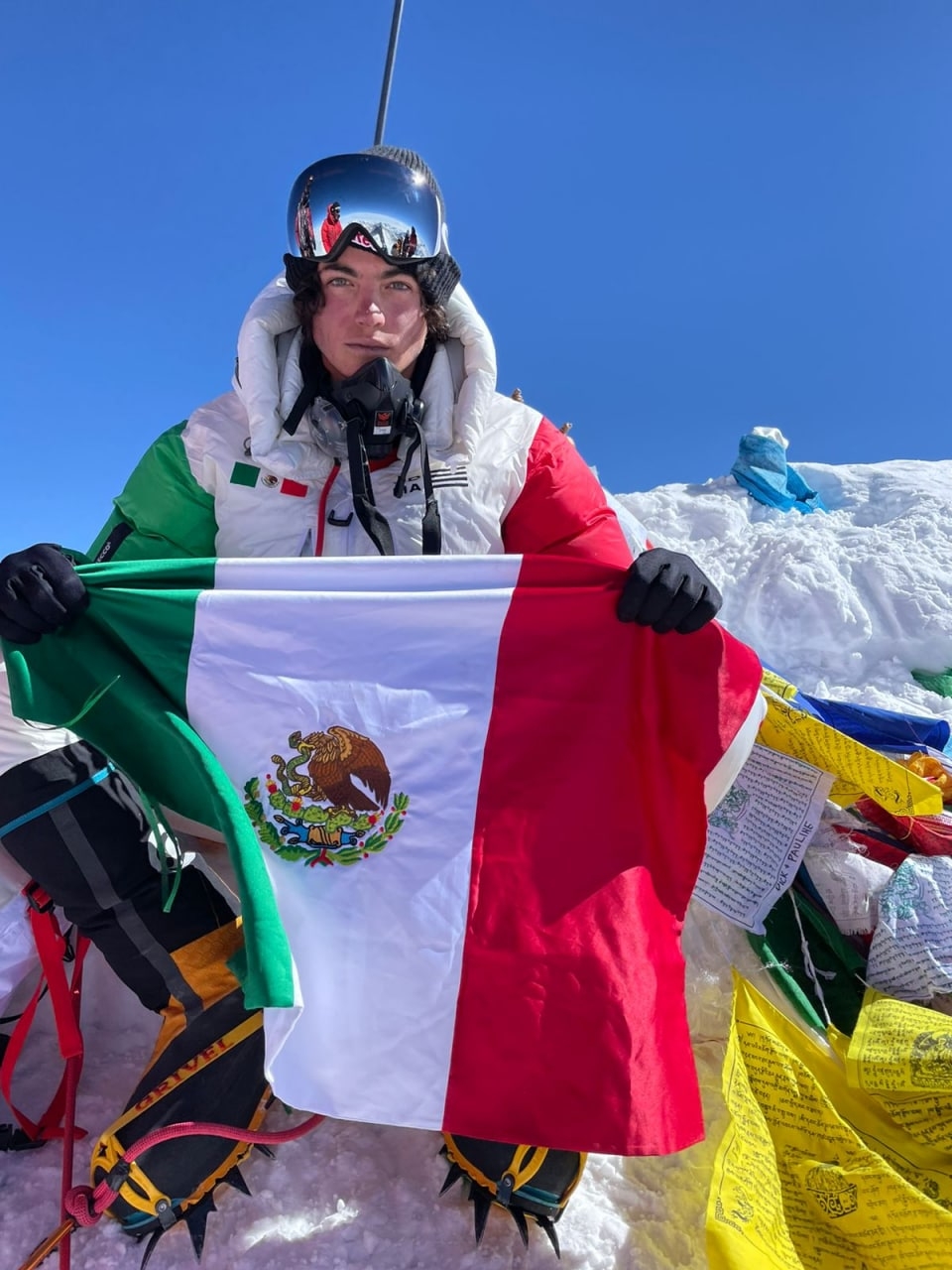 Atleta mexicano rompe récords mundiales y toca el piano al subir el Everest