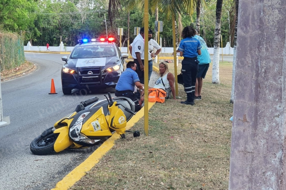 El turista fue llevado a un hospital de Cozumel para su atención médica inmediata tras el accidente de motocicleta