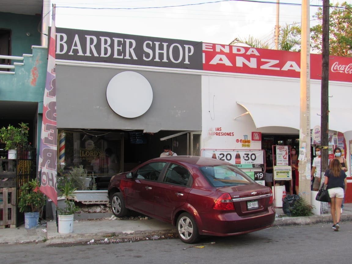 Pierde el control de su vehículo y se estrella contra una barbería en Mérida