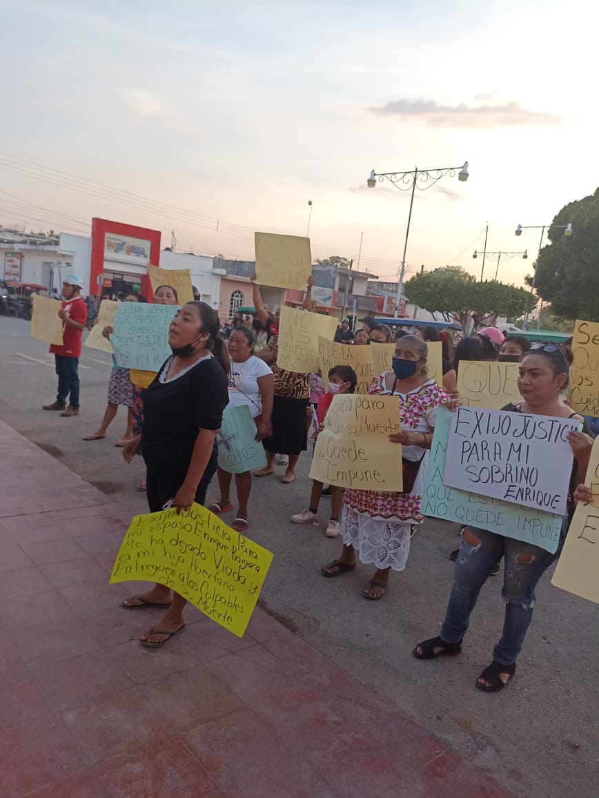 Pobladores de Akil realizan marcha para exigir justicia por el hombre que murió en una patrulla