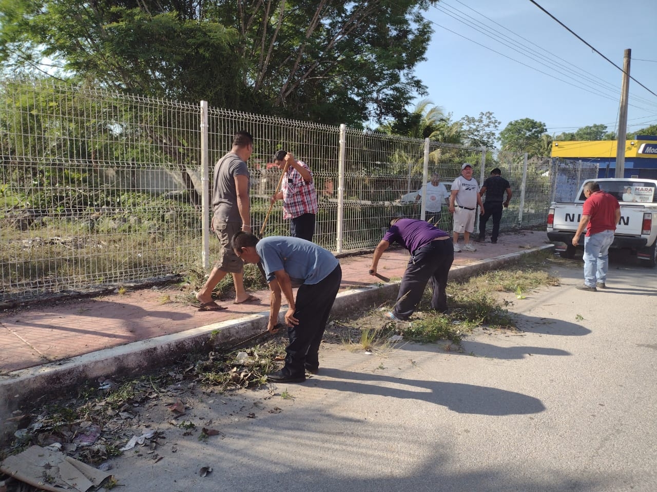 Taxistas apoyan a escuela indígena en Felipe Carrillo Puerto con labor social