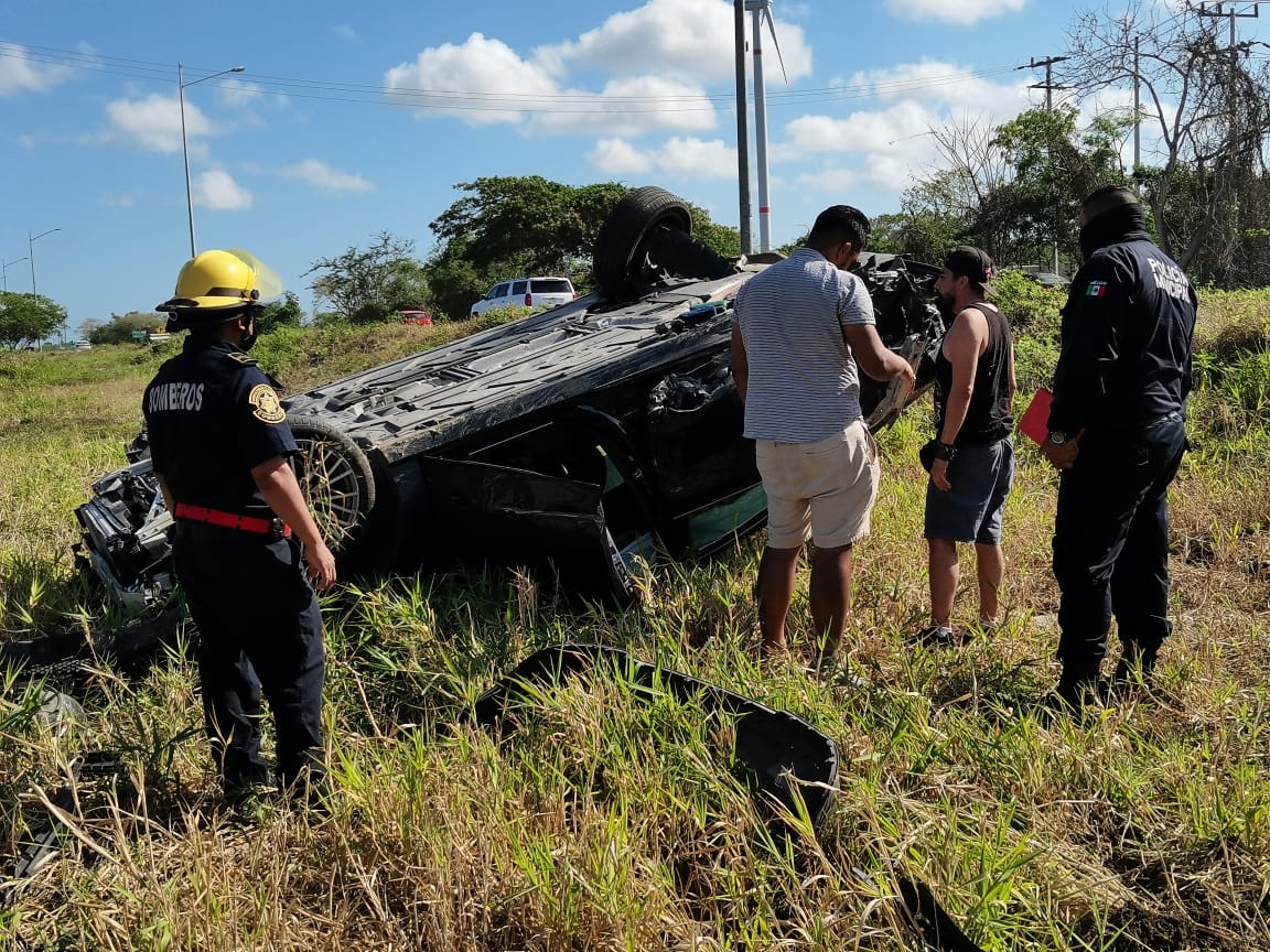 Automóvil termina en pérdida total tras volcar en la carretera Mérida-Progreso