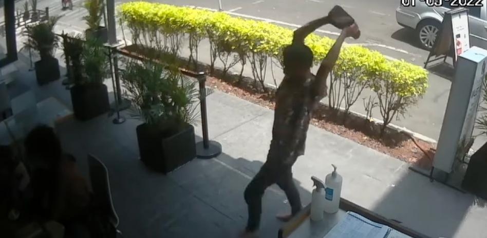 Hombre golpea con un tabique a joven en taquería de CDMX; lo reportan grave: VIDEO