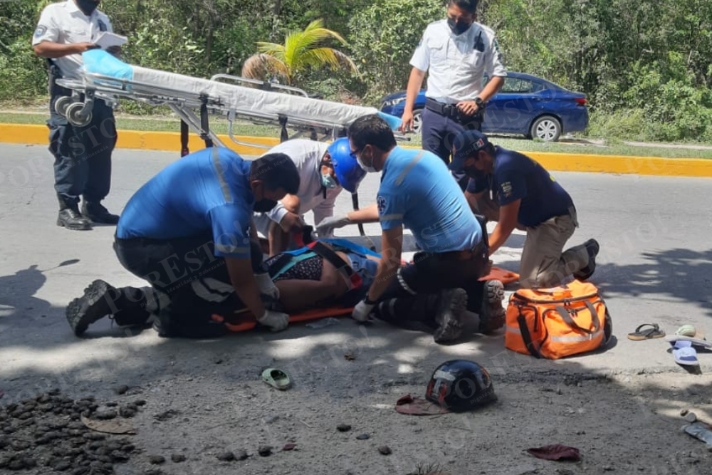 Las tres lesionadas fueron atendidas por paramédicos en Cozumel tras el accidente de motocicleta