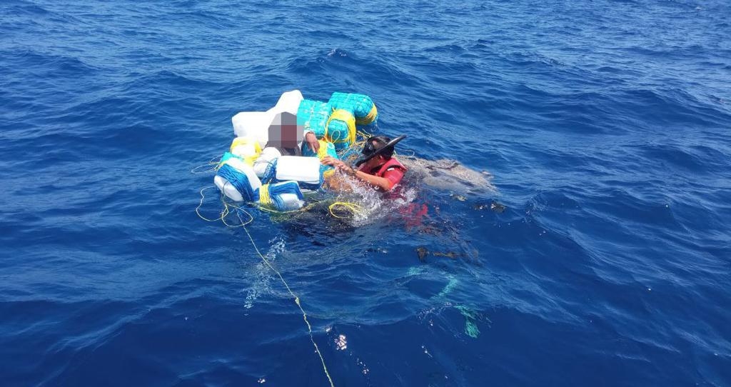 Tres pescadores de Celestún fueron rescatados dentro de la embarcación y uno más a 20 metros sostenido de una boya