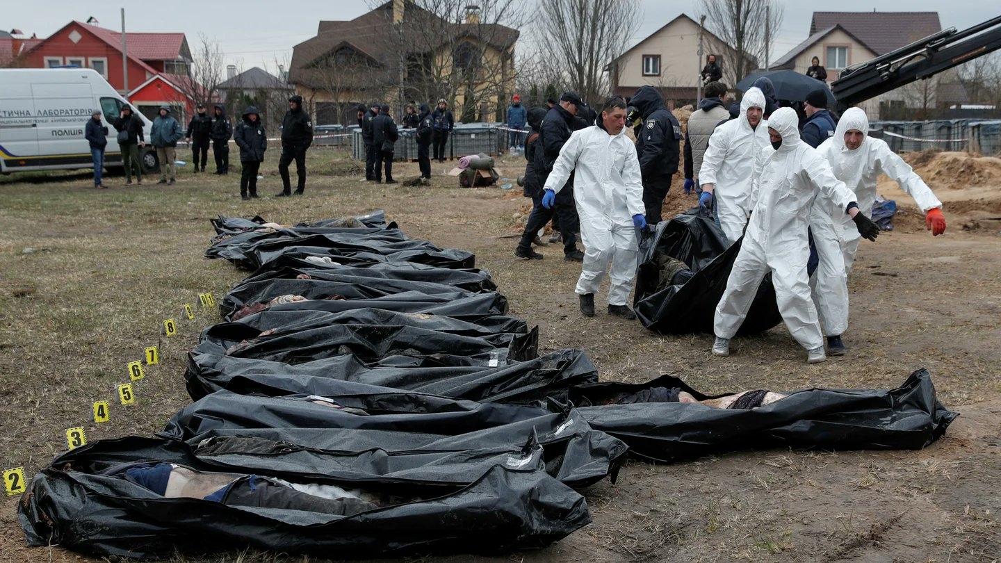 Los cuerpos quedaron extendidos en Bucha, Ucrania, por los ataques de Rusia