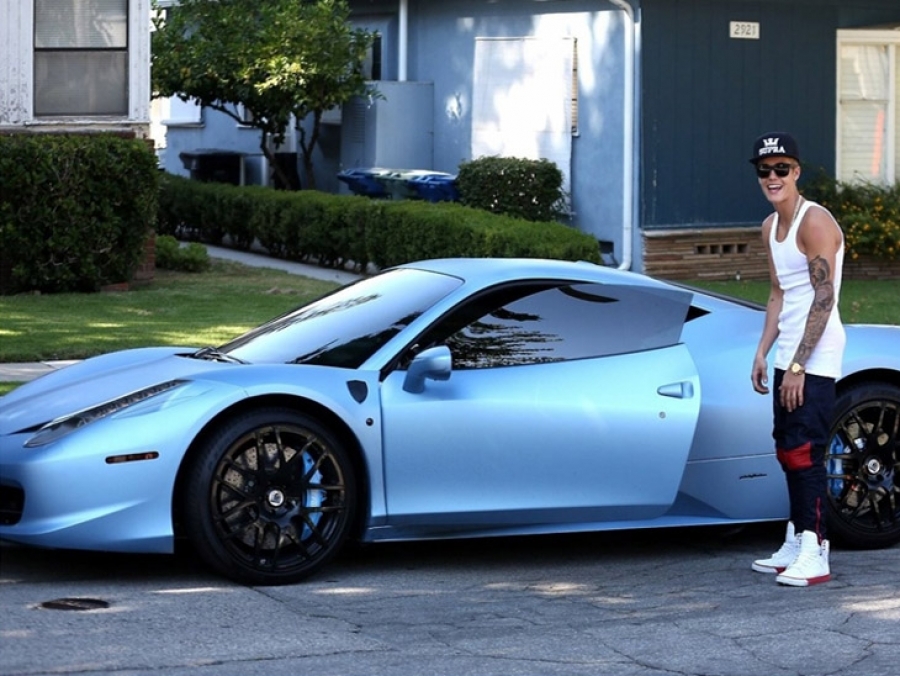 Ferrari prohíbe a Justin Bieber conducir sus autos