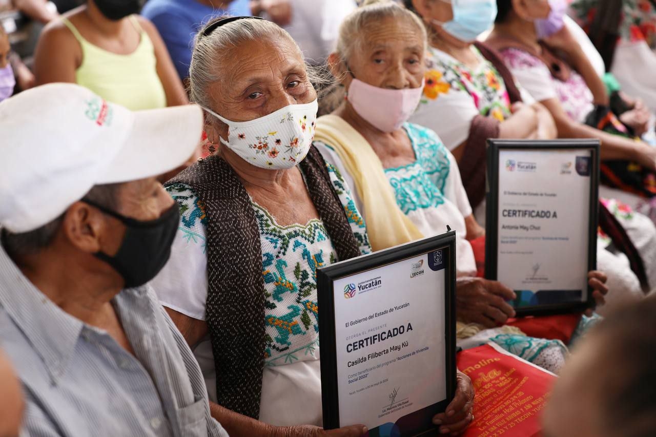 Mauricio Vila entrega 40 certificados de vivienda en Tecoh, municipio de Yucatán
