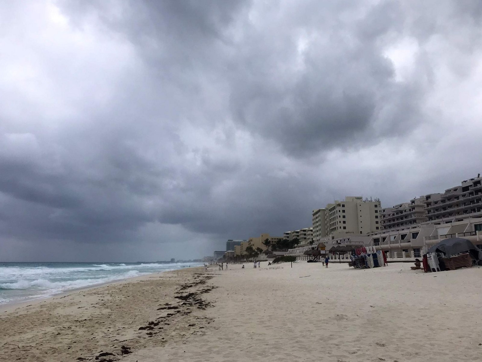 Las lluvias de canal de baja presión se mantendrán la mayor parte del día en diversas zonas de Cancún y Quintana Roo, debido a su paso por el Sureste de México