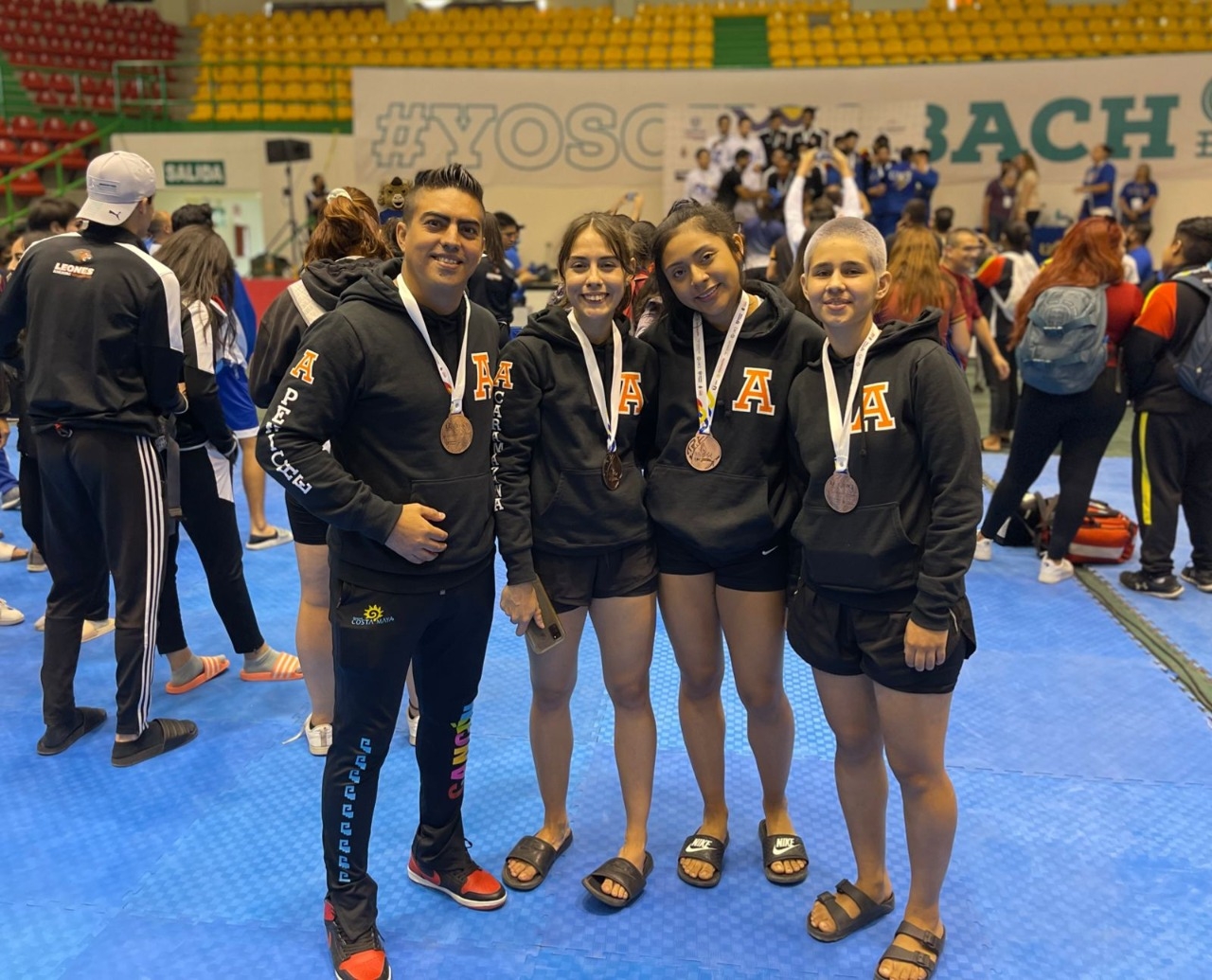 Las taekwondoinas de Quintana Roo, junto a su entrenador, indicaron que regresan contentos al Estado tras obtener estas medallas en la Universiada Nacional relizada en Chihuahua