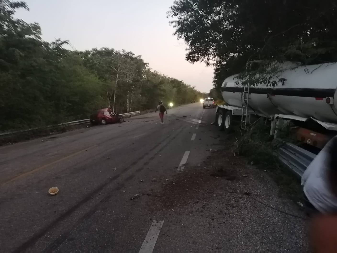 Tráiler choca a un auto de frente y mata al conductor en la carretera federal Escárcega–Chetumal
