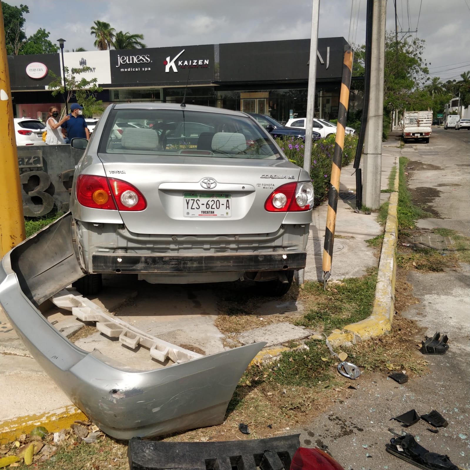 Auto daña plaza comercial de Mérida tras ser ser impactado por un vehículo
