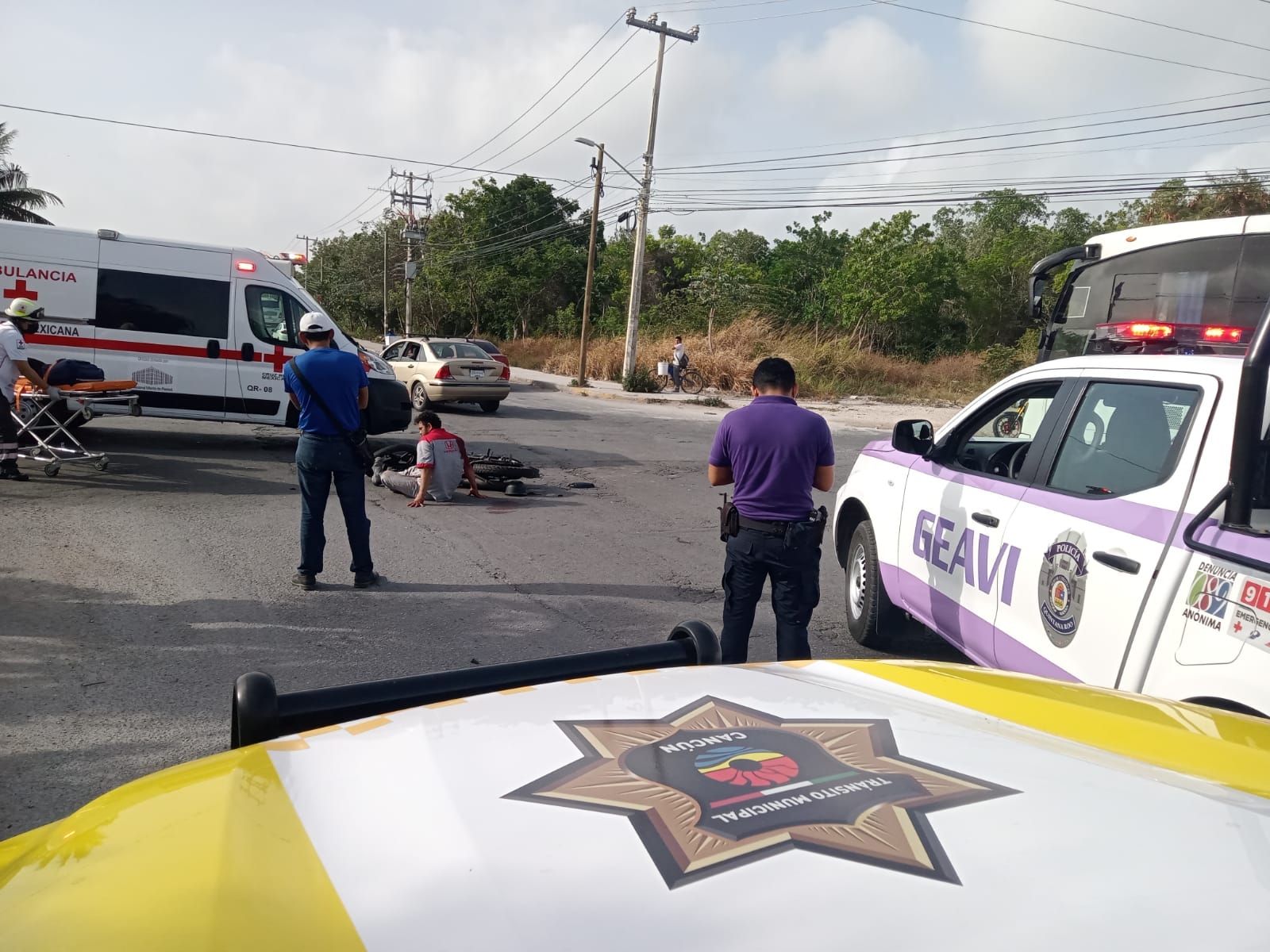 Mototaxista resulta lesionado tras ser atropellado por una combi en Cancún