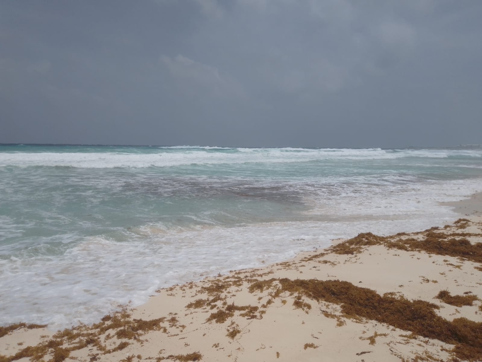Onda Tropical causa fuerte oleaje en Cancún