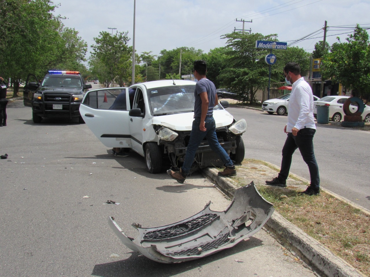 Mérida: Automovilista termina en el camellón tras ser chocado por imprudente conductor