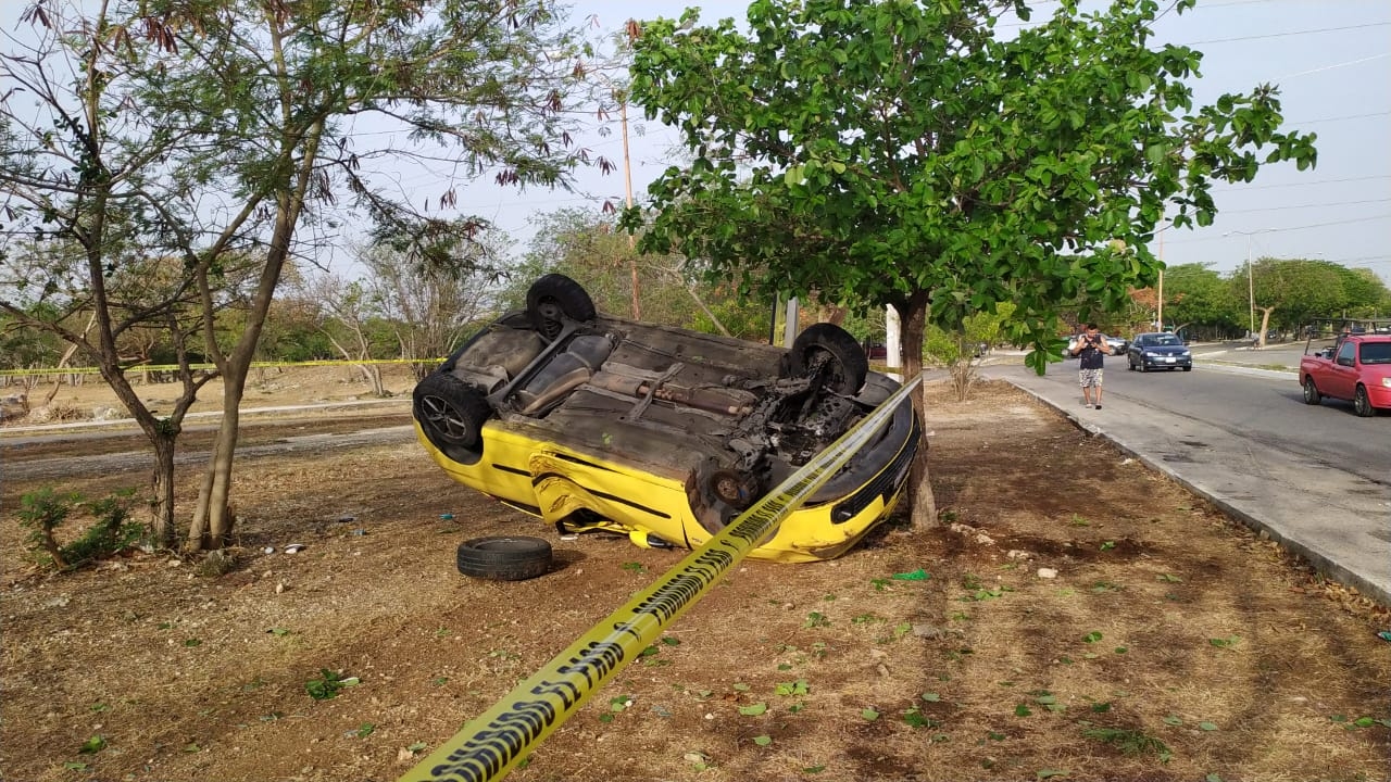 Conductora vuelca tras perder el control en el fraccionamiento Pacabtún de Mérida