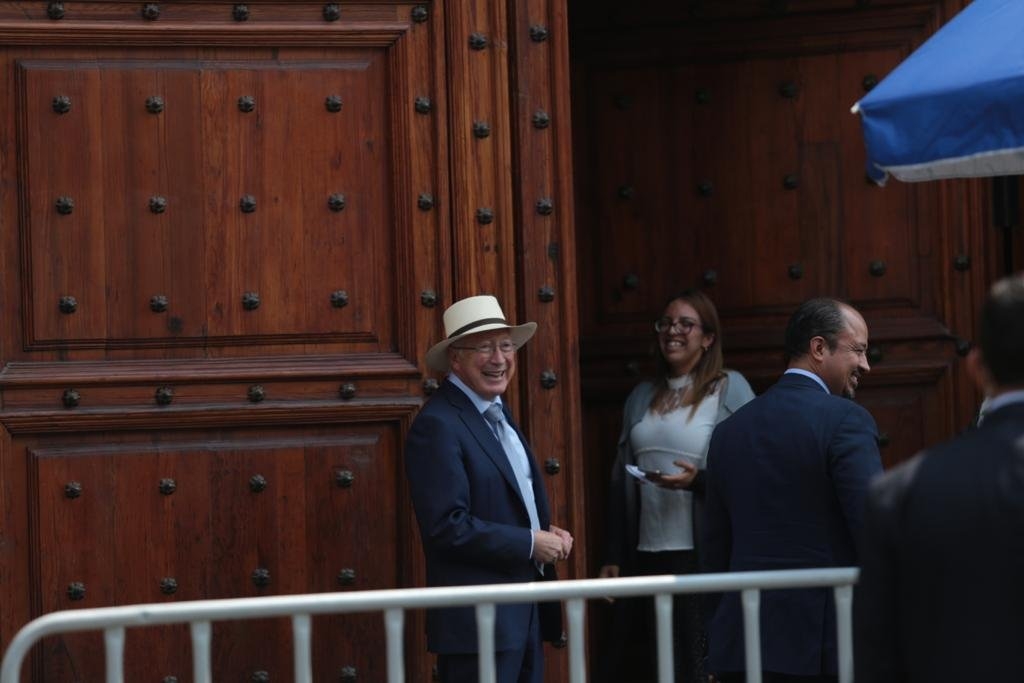 Ken Salazar, embajador de Estados Unidos en México, arribó a Palacio Nacional a ver a Andrés Manuel López Obrador