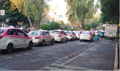 Los taxis se estacionaron en Álvaro Obregón en la colonia Roma frente a Semovi